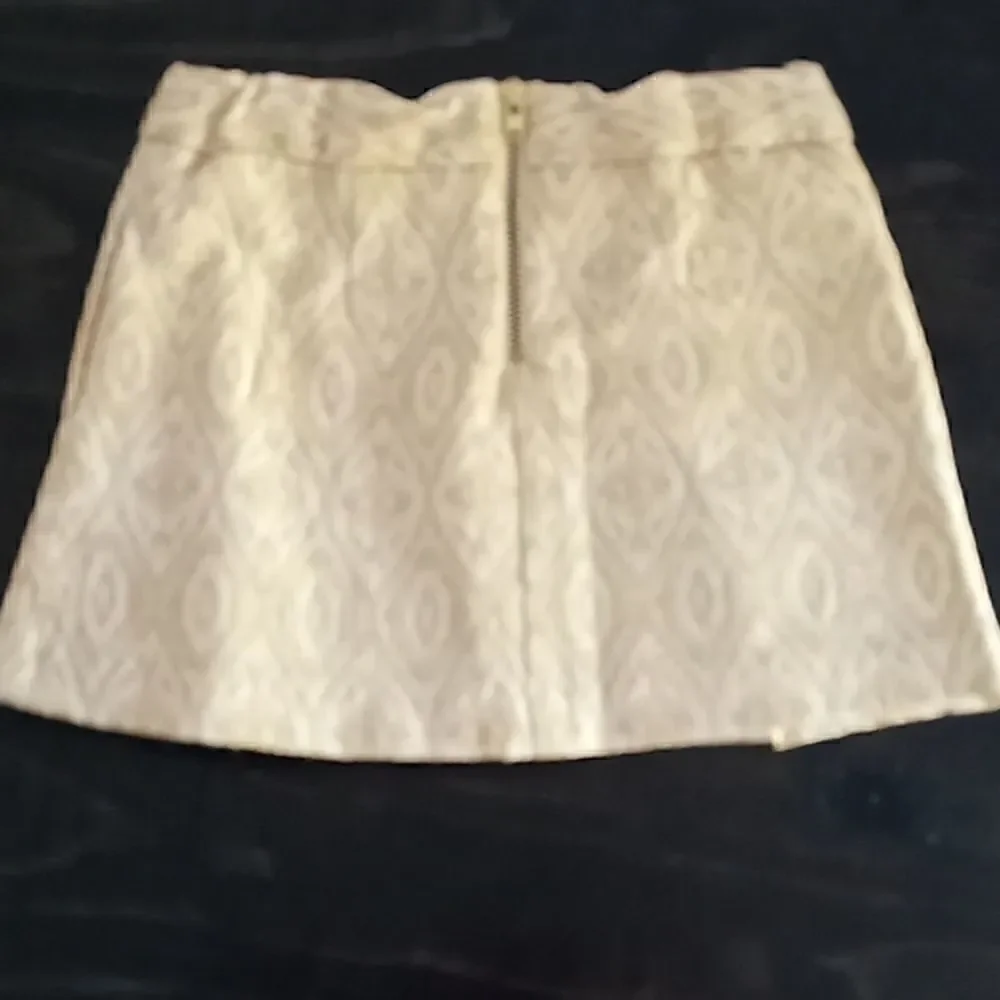 GENUINE KIDS FROM OSHKOSH cream skirt size2T